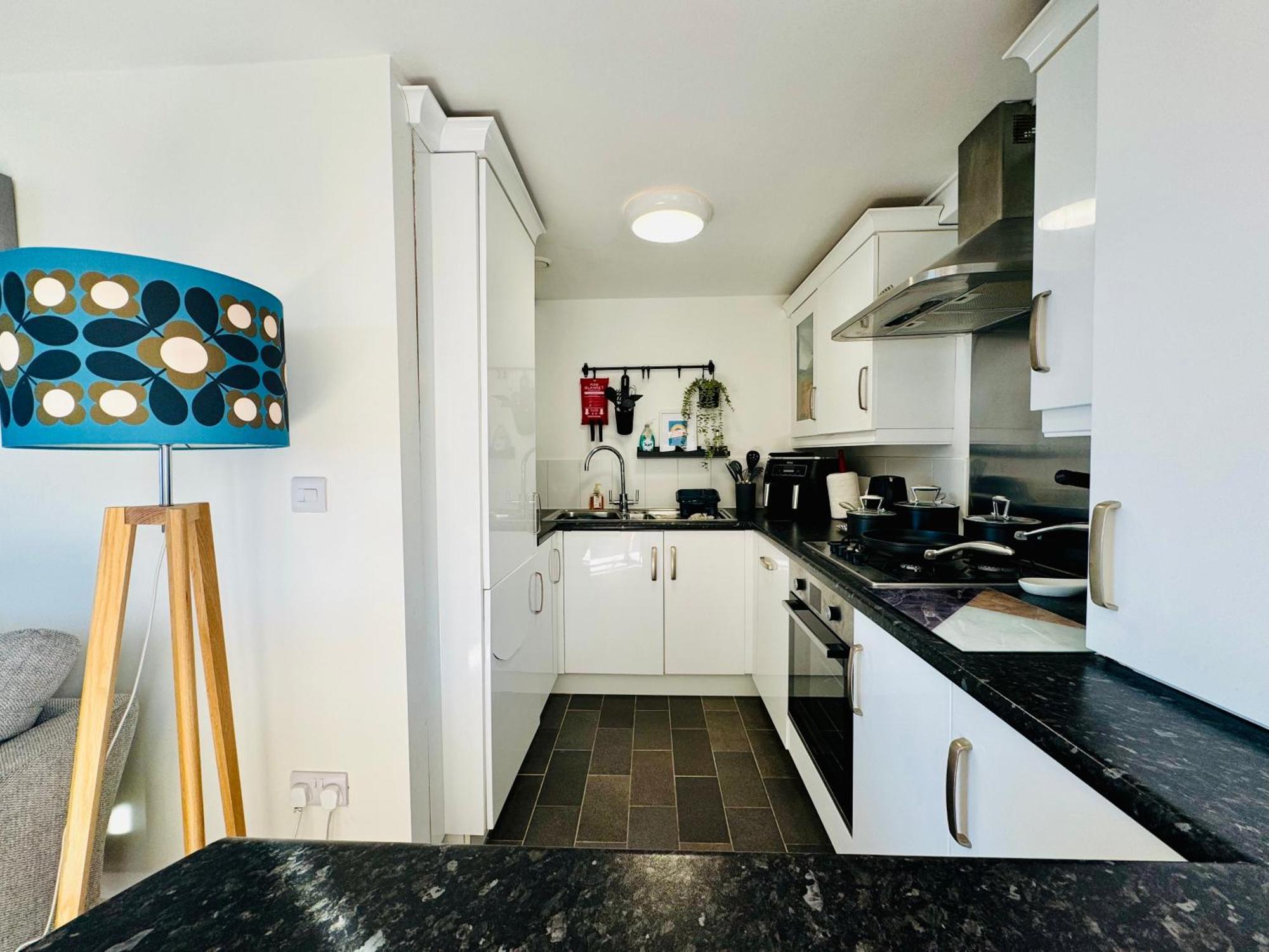 Marina Sea View Apt - Second Floor With Lift, Modern Holyhead Esterno foto