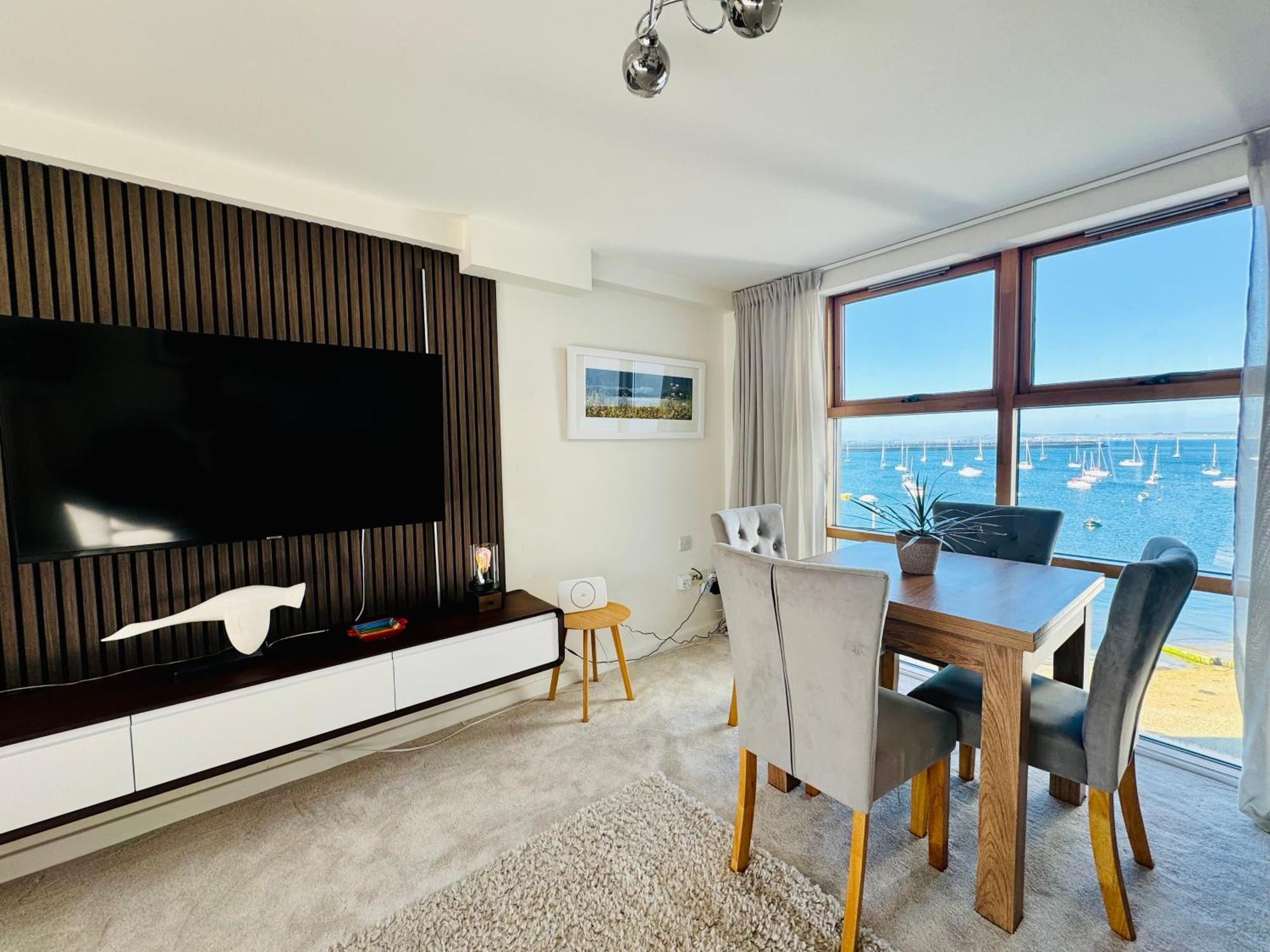 Marina Sea View Apt - Second Floor With Lift, Modern Holyhead Esterno foto