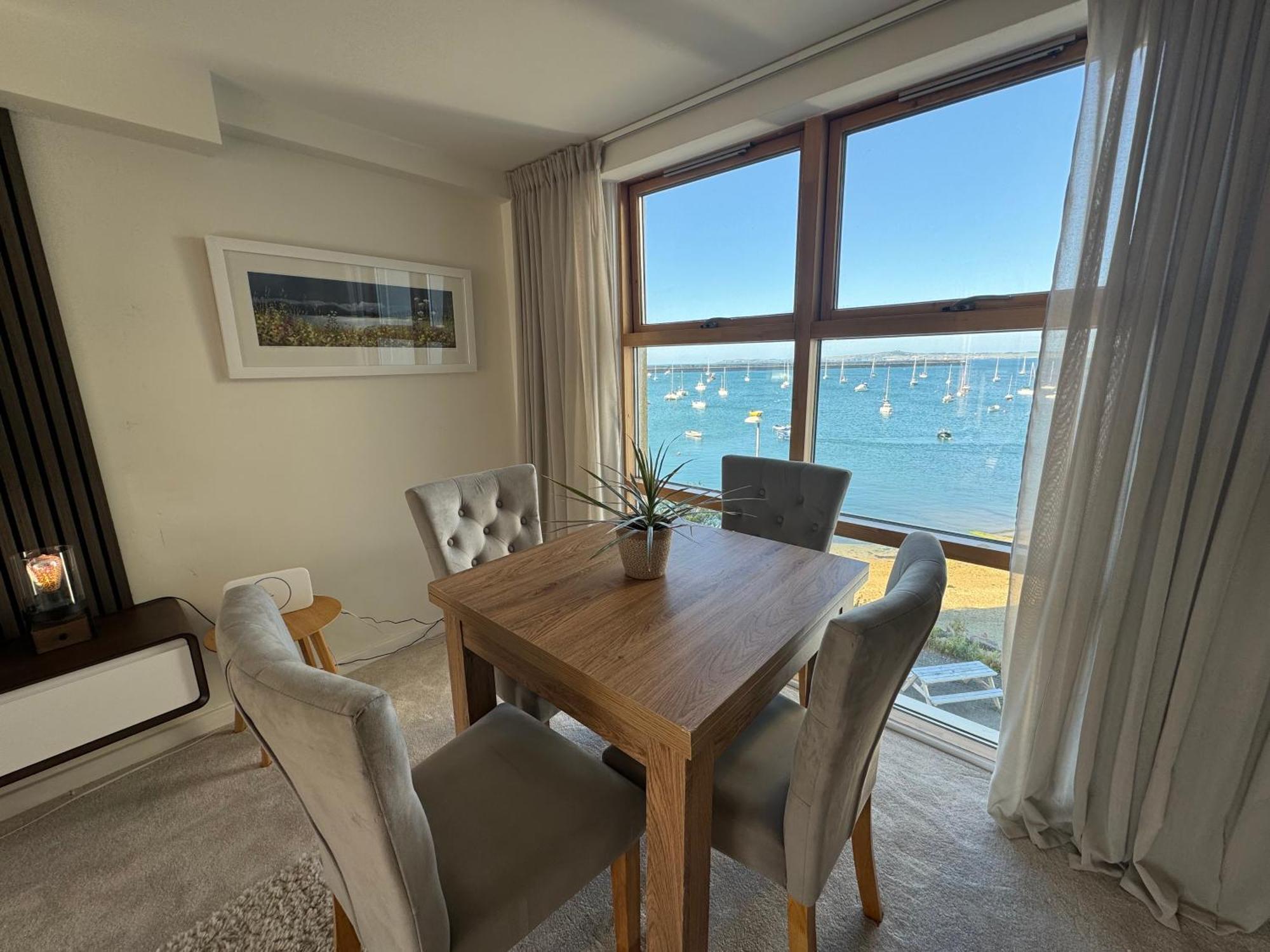 Marina Sea View Apt - Second Floor With Lift, Modern Holyhead Esterno foto